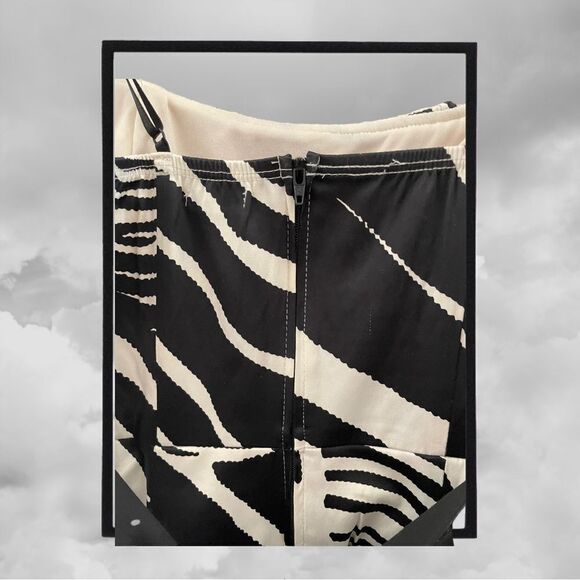 BLACK AND WHITE RUFFLED DRESS - Picture 9 of 14